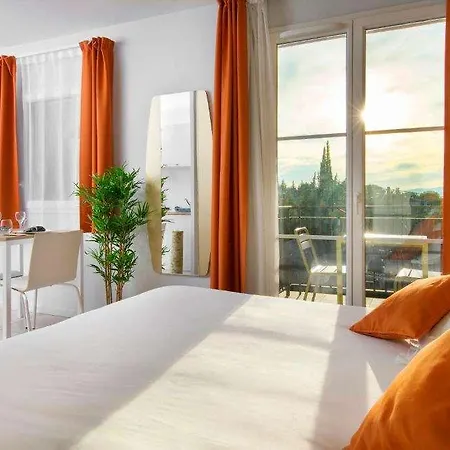 Adonis Aparthotel
